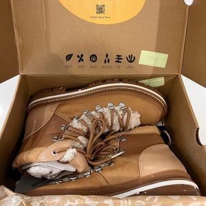 Steve Madden Sherpa tan lace up boots